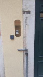 eine Tür mit einem Briefkasten an der Seite eines Gebäudes in der Unterkunft Venezia in Suite - Luxury Accommodation in Venedig