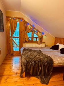 ein Schlafzimmer mit einem Bett und einem großen Fenster in der Unterkunft Cabana MIA Valisoara in Vălişoara