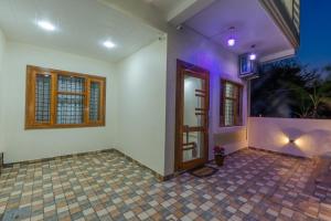 德拉敦Dhruva - Luxury Villa in CBD的一间空房间,有门,铺有瓷砖地板 更多7张照片