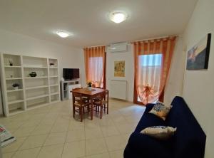 Appartamento Perugia - Casa Penelope في بيروجيا: غرفة معيشة مع أريكة زرقاء وطاولة