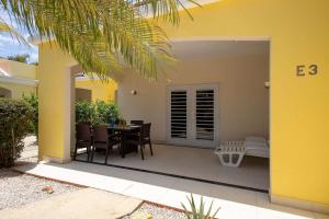 Patio nebo venkovní prostory v ubytování Trupial E3 Relax & Dive Resort Bonaire Village