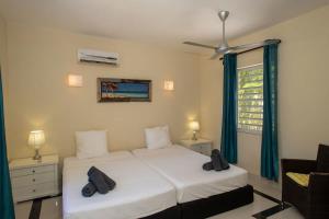 Postel nebo postele na pokoji v ubytování Trupial E3 Relax & Dive Resort Bonaire Village