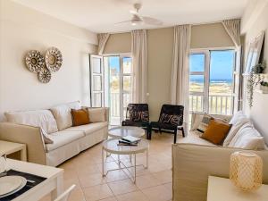 Papaya Apartments Boa Vista في سال ري: غرفة معيشة مع أريكة وطاولة