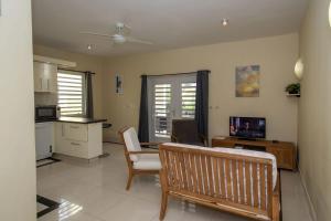 クラレンダイクにあるTrupial F3 Relax & Dive Resort Bonaire Villageのソファとテーブルのあるキッチンとリビングルーム +20枚の写真