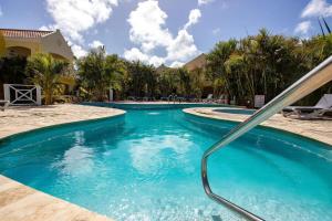 Bazén v ubytování Trupial E3 Relax & Dive Resort Bonaire Village nebo v jeho okolí