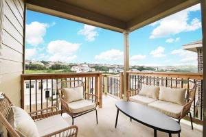 balcón con 2 sillas, mesa y vistas en Texas Luxury Home 3, en San Antonio