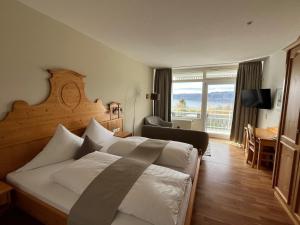 Pokój hotelowy z łóżkiem z białymi poduszkami w obiekcie Hotel Landhaus Sternen w mieście Sipplingen
