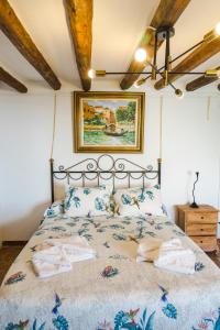1 dormitorio con 1 cama con toallas en CASA CAPITÁN INDALECIO., en Salsadella