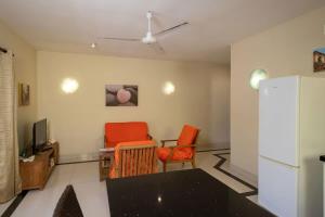 クラレンダイクにあるTrupial D3 Relax & Dive Resort Bonaire Villageのリビングルーム(椅子2脚、冷蔵庫付) +25枚の写真