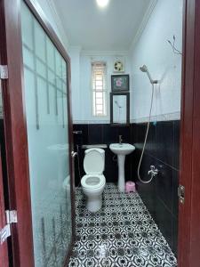 y baño con aseo y lavamanos. en Combretrata, en Phnom Penh