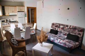 un soggiorno con divano e una cucina di Appartement Sunshine a Los Alcázares