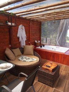 um quarto com uma cama circular e uma banheira em Chalés Araucária - Jacuzzi e Ar Cond - 1h30 de SP em Extrema