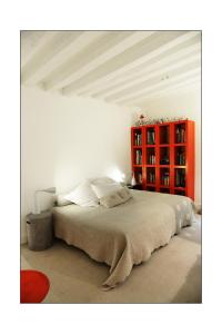 Tempat tidur dalam kamar di Montorgueil - Une grande chambre avec salle de bain privée