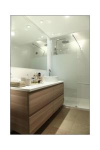 Kamar mandi di Montorgueil - Une grande chambre avec salle de bain privée