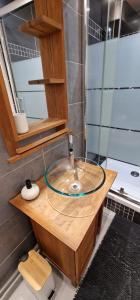 ein Badezimmer mit einer Holztheke und einem Waschbecken in der Unterkunft Bel appartement rénové avec de beaux volumes in Flavigny-sur-Moselle