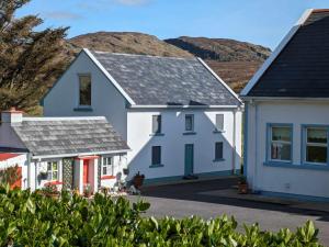 Casa blanca con techo azul en An Teach Beag Glencolmcille, little home from home, en Glencolumbkille