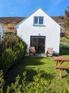 حديقة خارج An Teach Beag Glencolmcille, little home from home