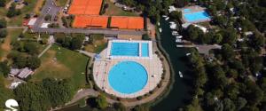een uitzicht over het zwembad van een resort bij la Casa del Patio in Iseo
