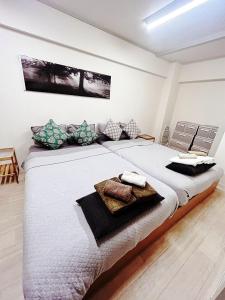 a bedroom with a large white bed with towels on it at 新大阪徒步30秒 Shinosaka Station 30s, Direct to Kansai Airport 關西空港直達, Shinkansen to Kyoto, Tokyo & Nagoya, Universal Studio 16 mins, Umeda 6 mins, Kyoto 25 mins, Early Check in in Osaka