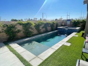 una piscina en medio de un patio en Indio Vacation House Perfect For Golfers & Family., en Indio