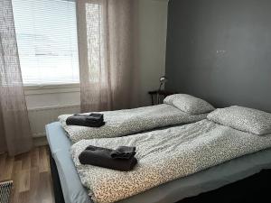 Dos camas en un dormitorio con dos bolsas. en Apartment Tehtaankatu, en Kokkola