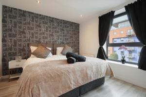 - une chambre avec un grand lit et une fenêtre dans l'établissement West One City Home from Home with secure parking, à Sheffield