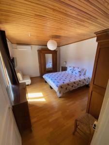 una camera con letto e soffitto in legno di Village de Guillaumes Appartement avec terrasse a Guillaumes