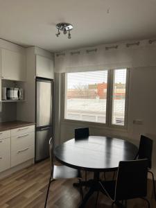 Una cocina con una mesa y sillas en una habitación. en Apartment Tehtaankatu, en Kokkola 1 foto más