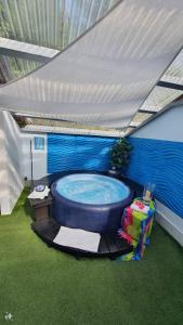 a hot tub in a tent with a roof at Studio Appartement in Speichersdorf