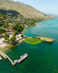 eine Luftansicht einer kleinen Insel in einem Wasserkörper in der Unterkunft Three Brothers in Shirokë