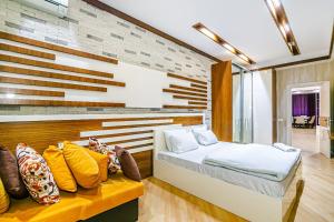 um quarto com uma cama num quarto em Konsul Apartment Nizami em Baku