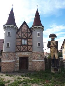 une statue d'un homme debout devant un château dans l'établissement APARTAMENT PRZY SZLAKU, Podgórzyn Górny, Żołnierska 73a, à Podgórzyn