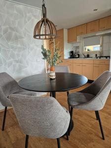 - une table à manger et des chaises dans la cuisine dans l'établissement vakantiehuisje Holterberg, à Holten
