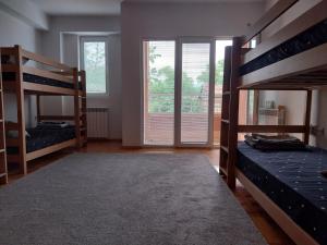 スコピエにあるRailway Hostelの二段ベッド3台、大きな窓が備わる客室です。