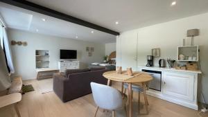 Lecelles的住宿－La Canopée，客厅配有沙发和桌子