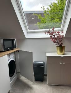 a skylight in a kitchen with a washing machine and a window at Deluxe Loftapartement Big Size in Duisburg
