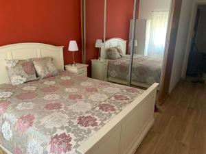 a bedroom with a bed and a mirror at Beautiful 1-Bed Apartment in Aldeia de Paio Pires in Aldeia de Paio Pires