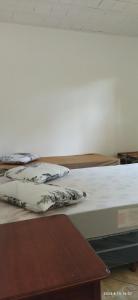 2 Betten nebeneinander in einem Zimmer in der Unterkunft Casa das orquídeas in Santana do Riacho