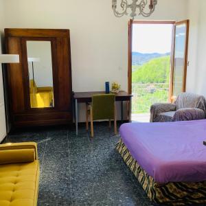 Giường trong phòng chung tại Artists' holiday home near Cinque Terre - 4 bedrooms, large terrace, great views