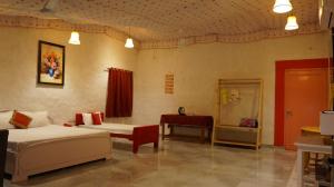 Habitación con 2 camas, mesa y espejo. en Wow Relish en Alwar