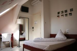 Łóżko lub łóżka w pokoju w obiekcie PLUS Berlin Hostel und Hotel