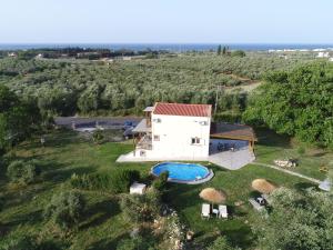 una vista aérea de una casa con piscina en Georgioupolis polentas villa, en Georgioupolis