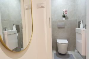 baño con espejo, aseo y lavamanos en Panorama Loft@Cathedral, en Szeged 21 fotos más