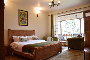 Kudrat - A Boutique Homestay- Tirthan Valley客房内的一张或多张床位