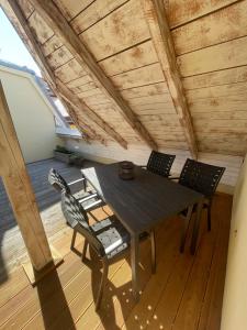 einen Tisch und Stühle auf einer Dachterrasse in der Unterkunft Dům na Kollárce in Znojmo