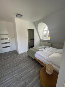 Un dormitorio con una cama grande y una ventana en Dům na Kollárce, en Znojmo
