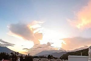 eine Wolkenformation am Himmel bei Sonnenuntergang in der Unterkunft Apartment in the clouds in Antigua Guatemala