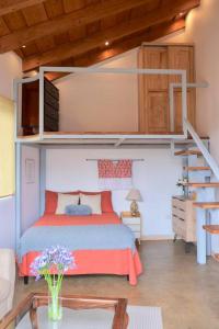 ein Schlafzimmer mit einem Bett und einem Loft in der Unterkunft Apartment in the clouds in Antigua Guatemala