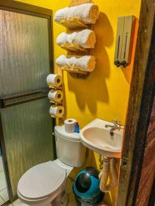 uma casa de banho com WC, lavatório e toalhas em Cabaña D&E en Copal KiteBeach em La Cruz