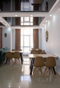 Hotel Luka في يوريكي: غرفة انتظار مع طاولات وكراسي ونوافذ